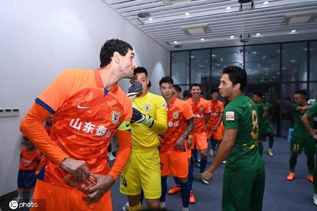 上半场伤停补时1分钟，半场结束拜仁暂2-1沃尔夫斯堡。